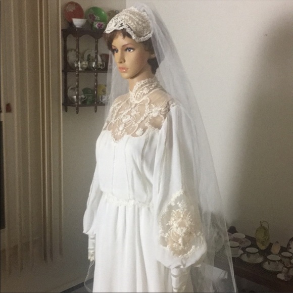 Vintage lace wedding gown with long  sheer veil S - Picture 3 of 6